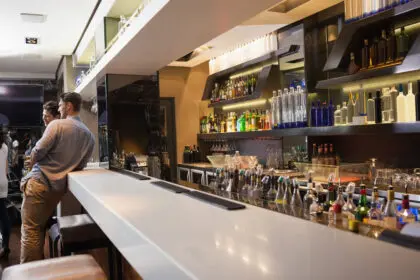 Czym powinna wyróżniać się solidna zabudowa barowa